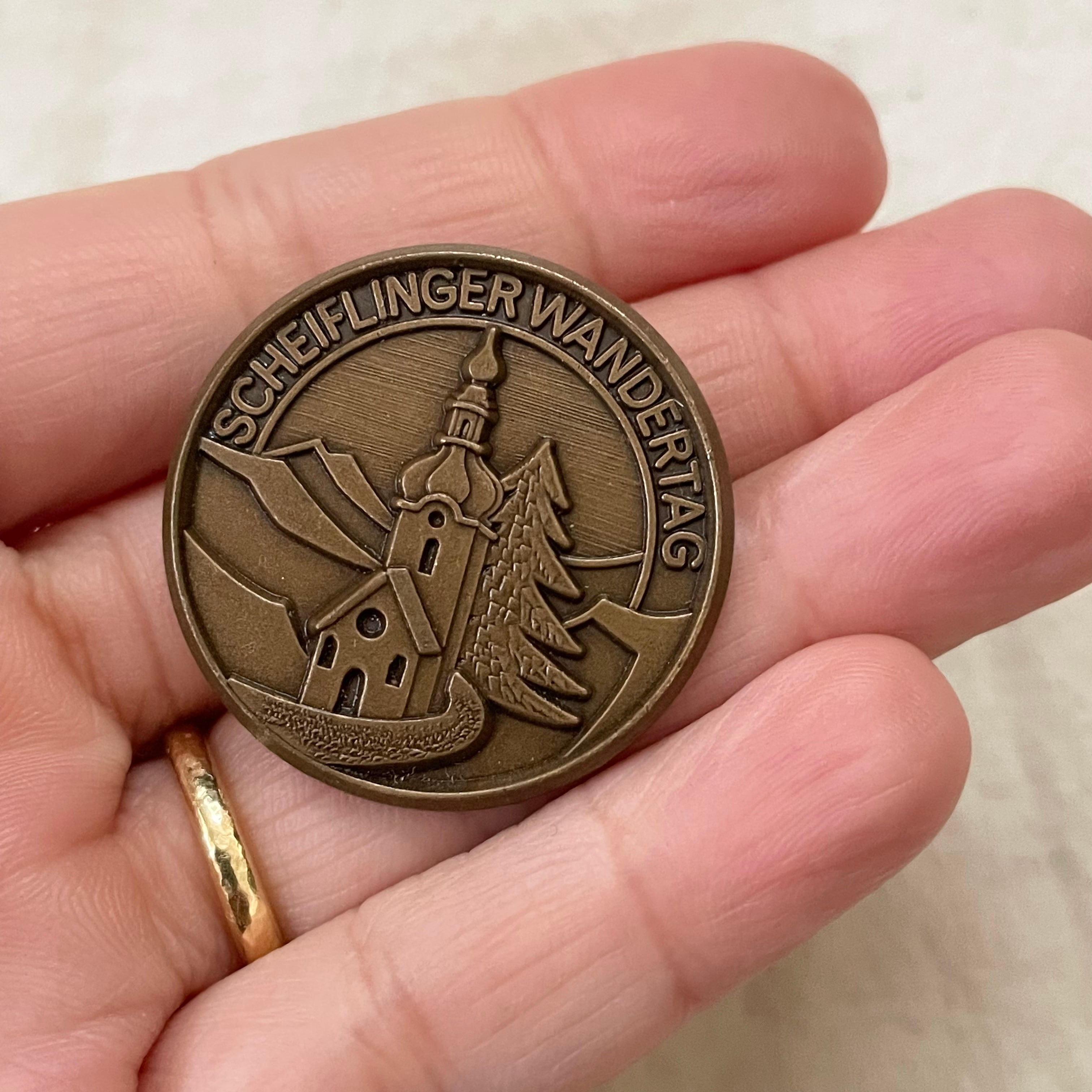 ハイキングブローチ