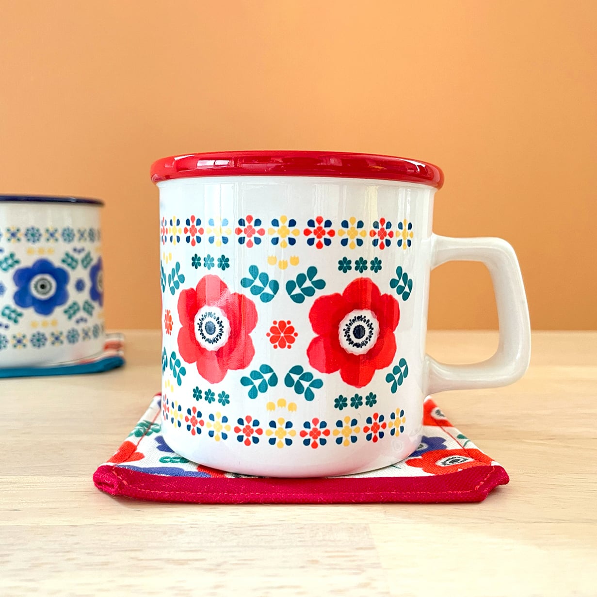 赤地の花柄陶器装飾品 a688747fececf040475deb56c5c7e7