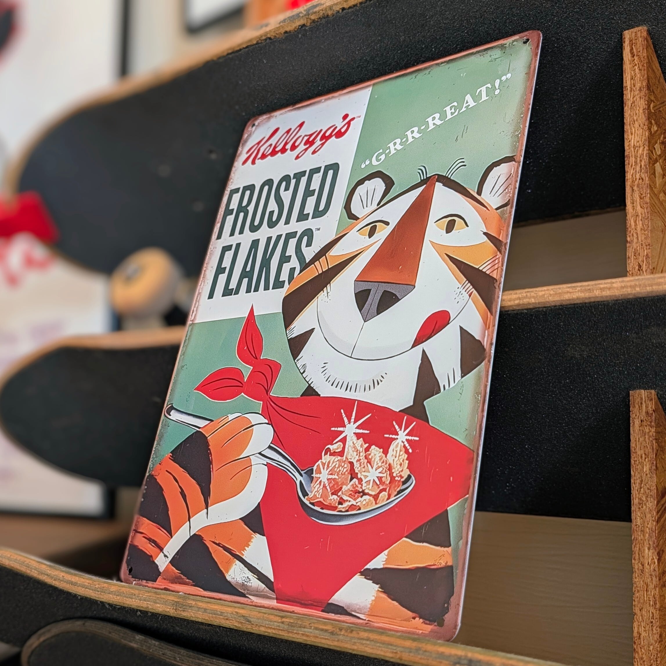 送料無料!ちょうどいいブリキ看板 【 Kellogg's FROSTED FLAKES ( ケロッグ シリアル フロステッド・フレークス ) 】トニー・ザ・タイガー / METAL SIGN / メタルサイン / ブリキ看板 / サインボード / ビンテージ加工〚アメリカン雑貨 アメトイ〛