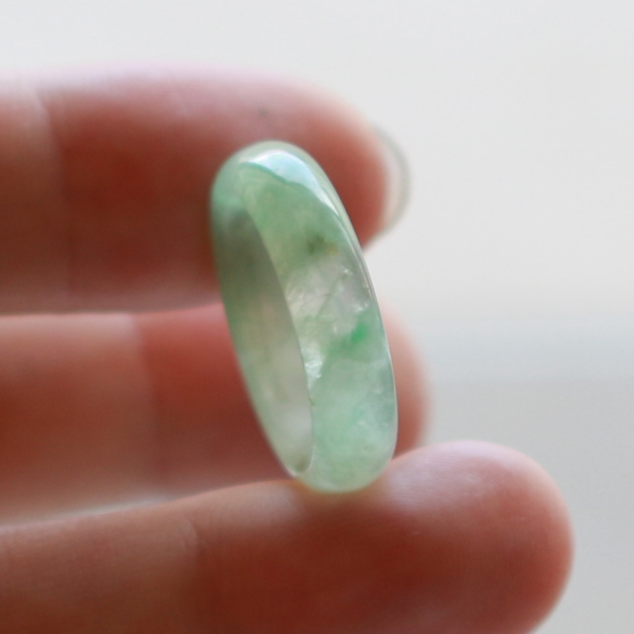 【13号】水中に浮かぶ緑の絵の具のよう。翡翠くり抜き甲丸リング A貨翡翠　jd_rg2095