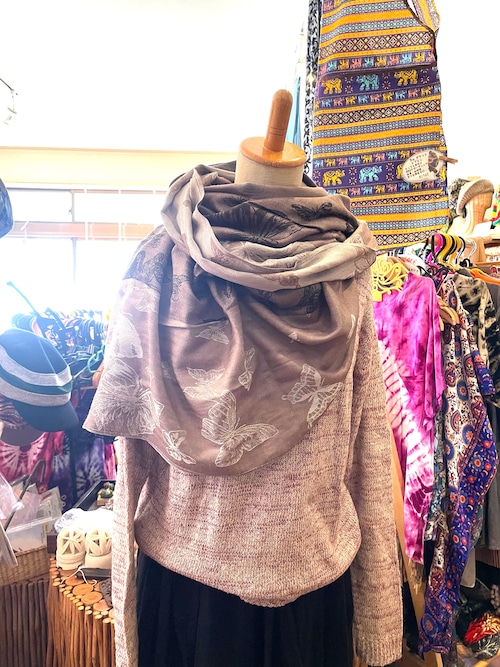 ストール 大判ストール 上品 柔らかい 光沢 リバーシブル リバーシブルストール 春 夏 秋 冬 マフラー アジアンストール 柄 エスニックファッション アフリカン エスニック パーティー プレゼント アジアン 蝶々柄 ライトブラウン グレー ＊ アジアン雑貨 No.18 B