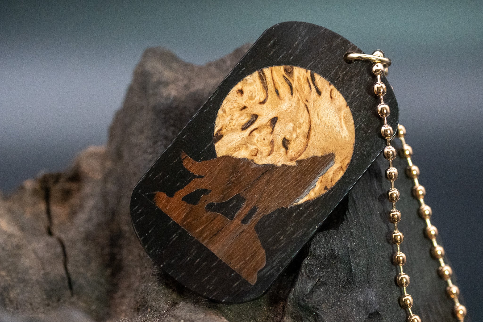 【音楽業界屈指の銘木】ハカランダ ドッグタグ 象嵌 月と狼