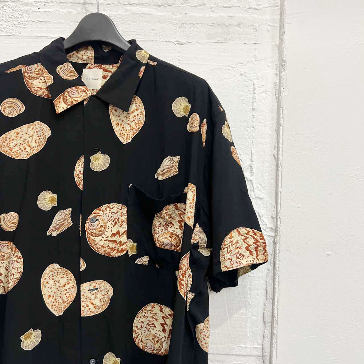 Karl Helmut カールヘルム 貝殻 アンモナイト レーヨン 半袖 オープンカラーシャツ アロハシャツ 開襟シャツ LL/ブラック系 メンズ