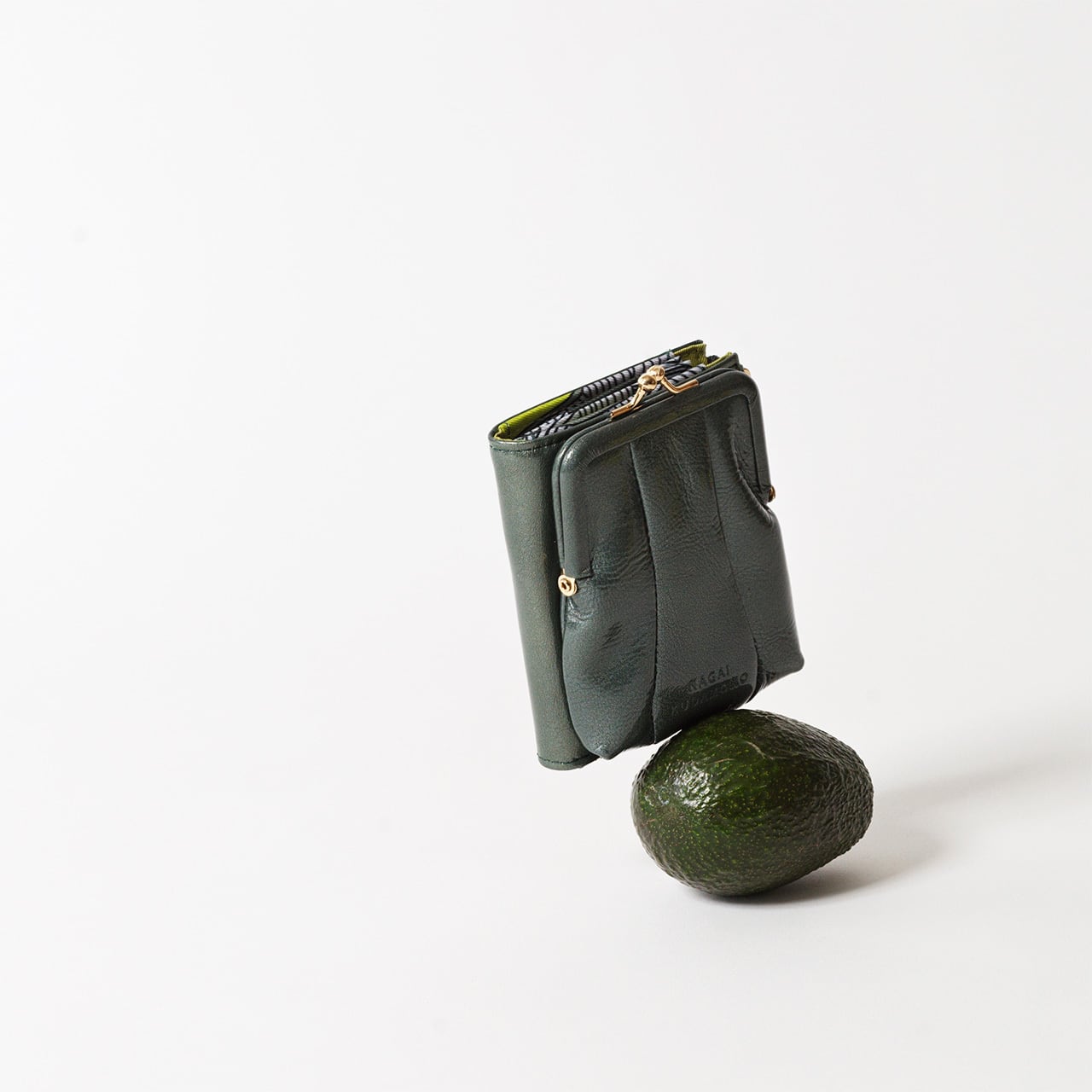がま口ポーチのお財布 【アボカド】 | 果実のような革小物 永井くだもの園