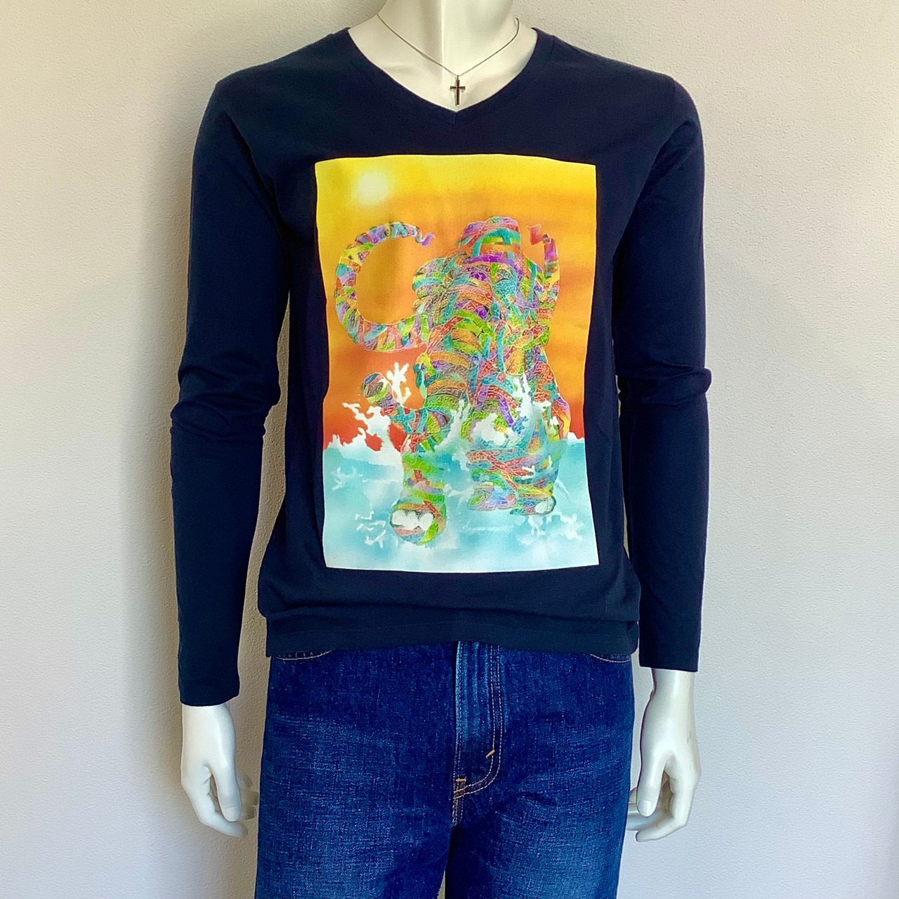 Vivid mammoth (マンモスの水浴び ) ロングTシャツ( Vネック ) ネイビー