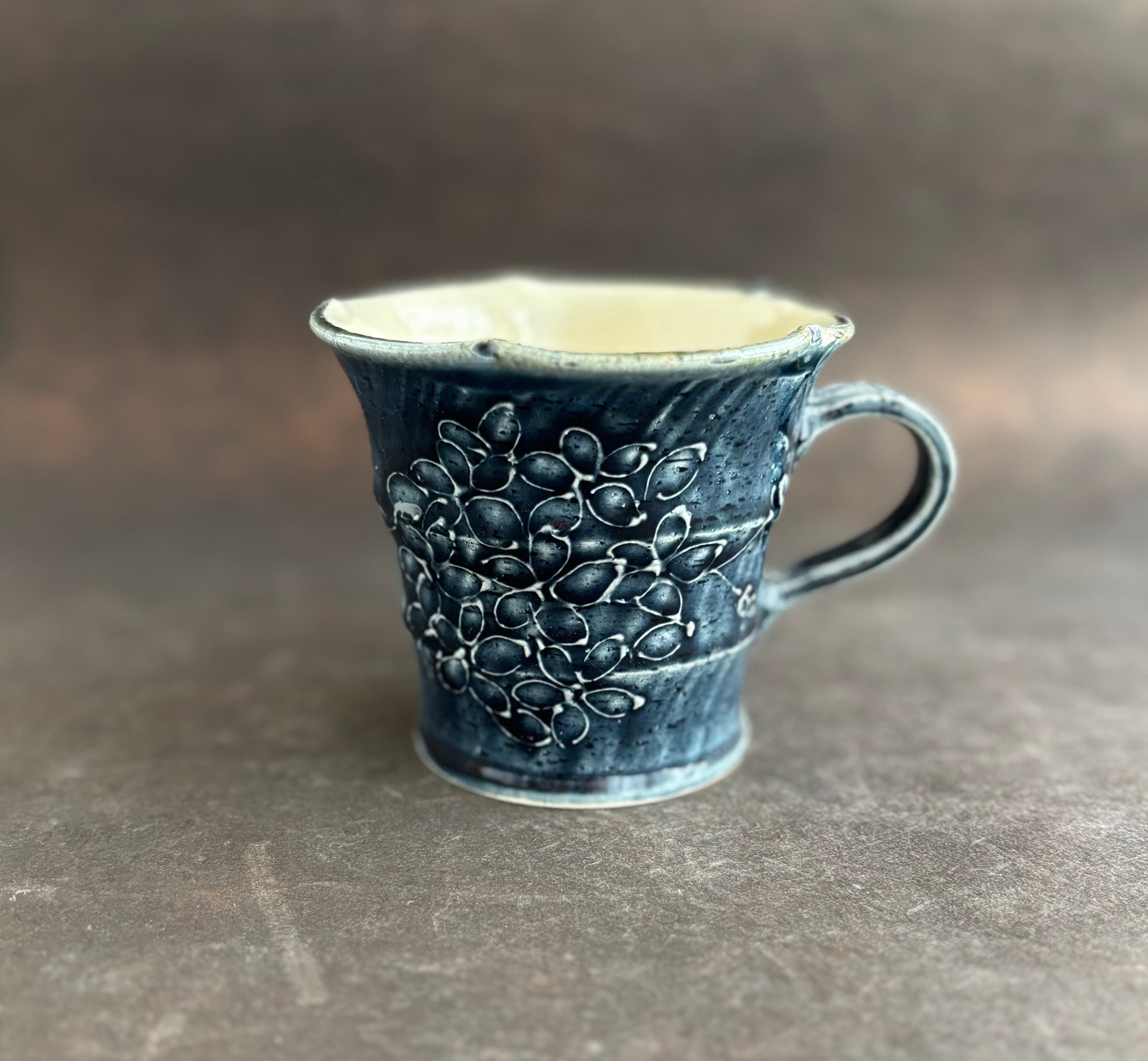 土和のルリエフ　藍釉　お花形マグカップ