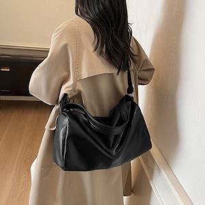 ボストンバッグ 大容量 レディース メンズ 男女兼用 韓国 トート バッグ 大人 カジュアル PUレザー 通勤 通学 学生 旅行 スクエアバッグ おしゃれ 柔らかい 大人可愛い 大人女子