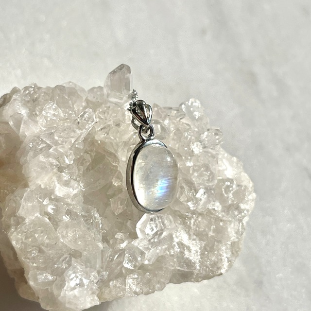 【超美石】レインボームーンストーン　ペンダント（チェーンつき）　1176