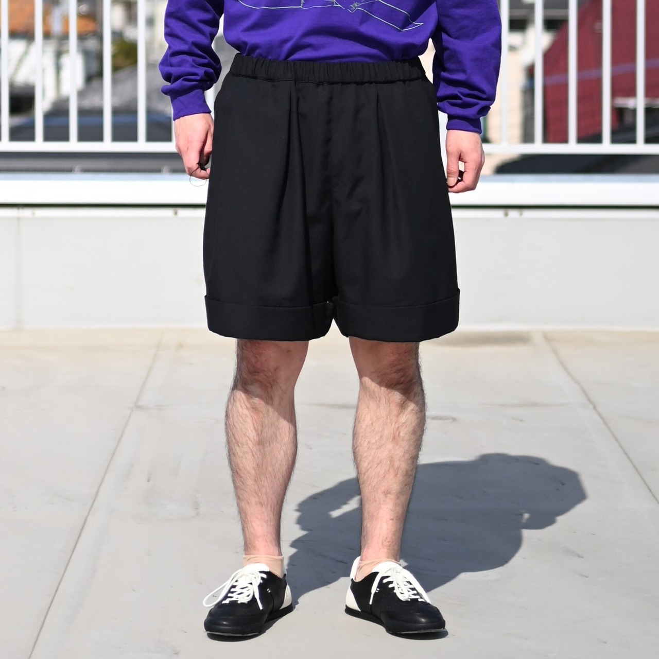 余白のあるシルエットが特徴の新作カバーオールとカフスショーツのセットアップスタイル