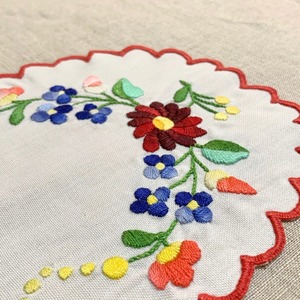 ガーベラとすみれのハンガリー刺繍