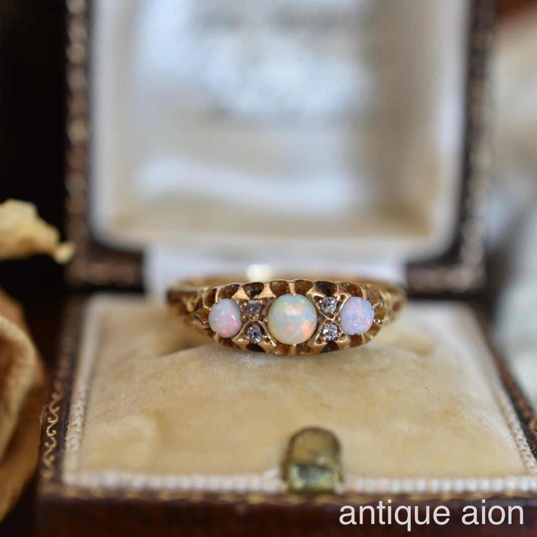 英国アンティーク 1863年 ヴィクトリア王朝時代 18金 天然オパールと天然ダイヤモンドのリング