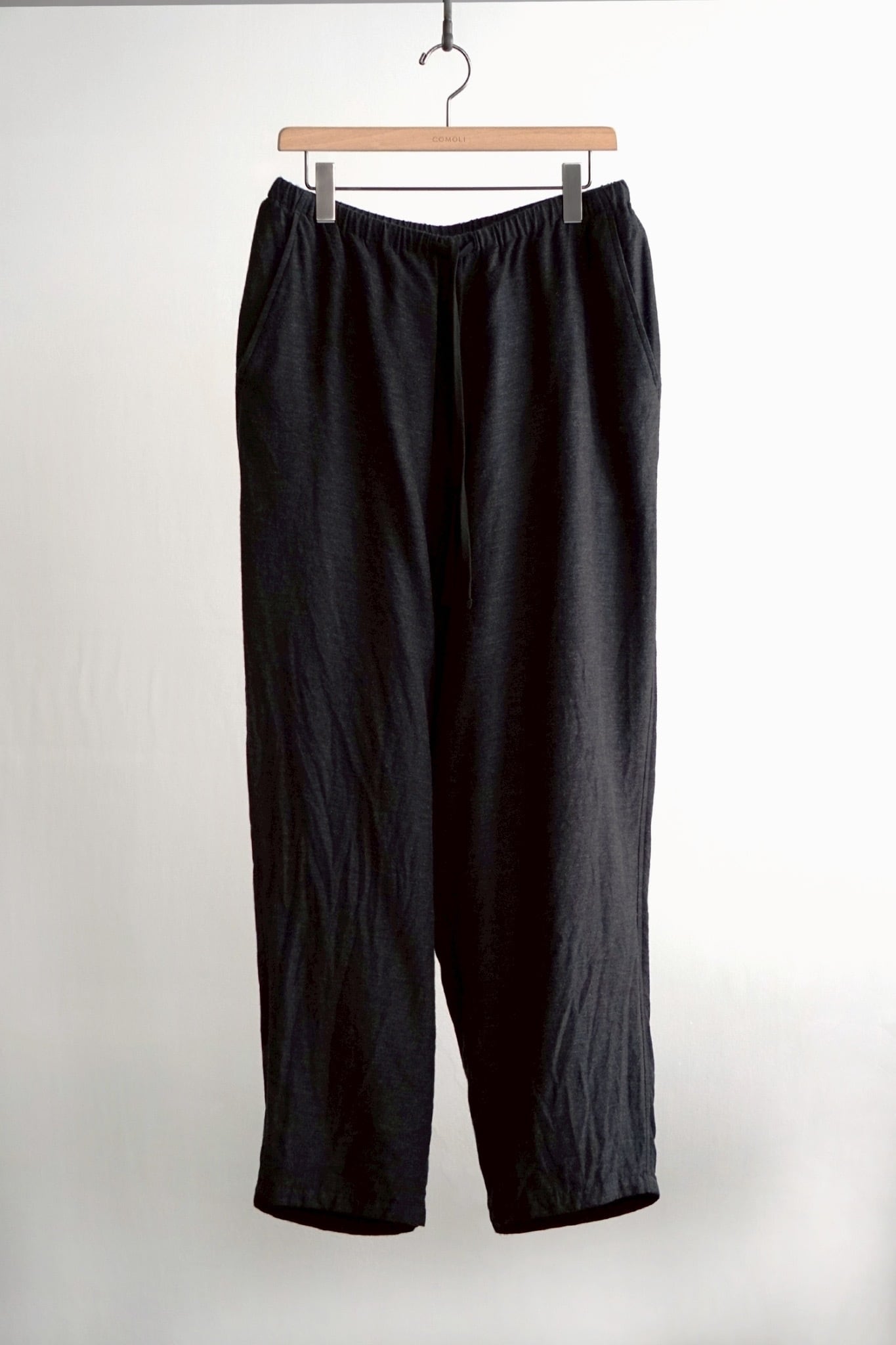 COMOLI(コモリ) / カシミアシルクテーパードパンツ-CHARCOAL-(E03-03023)