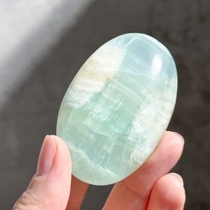 【高品質】カリビアンブルーカルサイト パームストーン33◇Caribbian Blue Calcite◇天然石・鉱物・パワーストーン