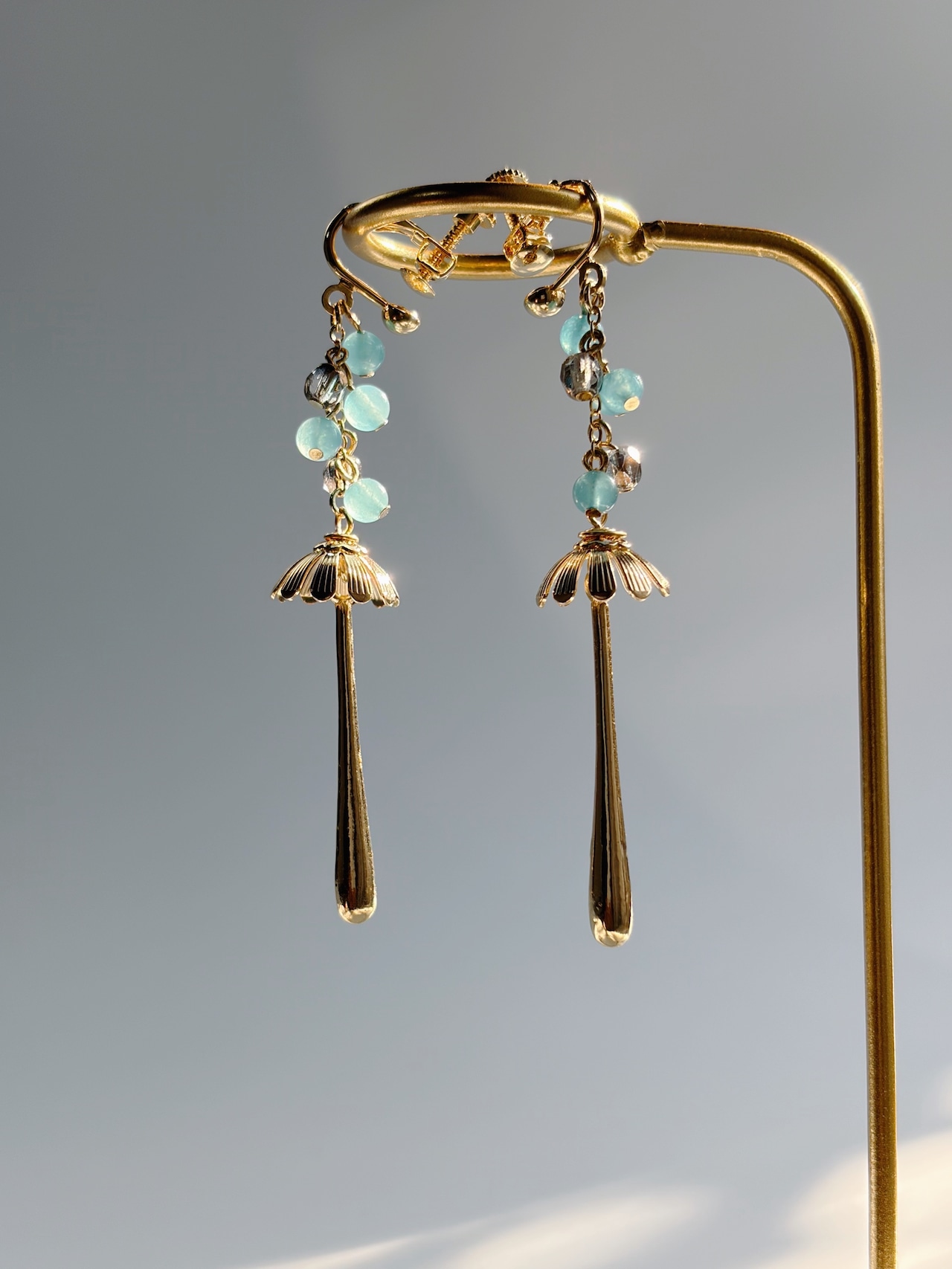 雨の日のイヤリング　染クォーツァイト アクアブルー　ゴールド／シルバー