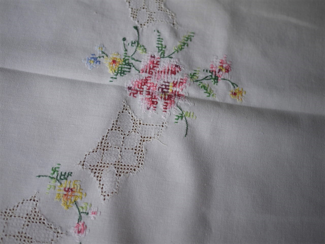 薔薇刺繍テーブルクロス クロスステッチ | こりすのパン屋Base店