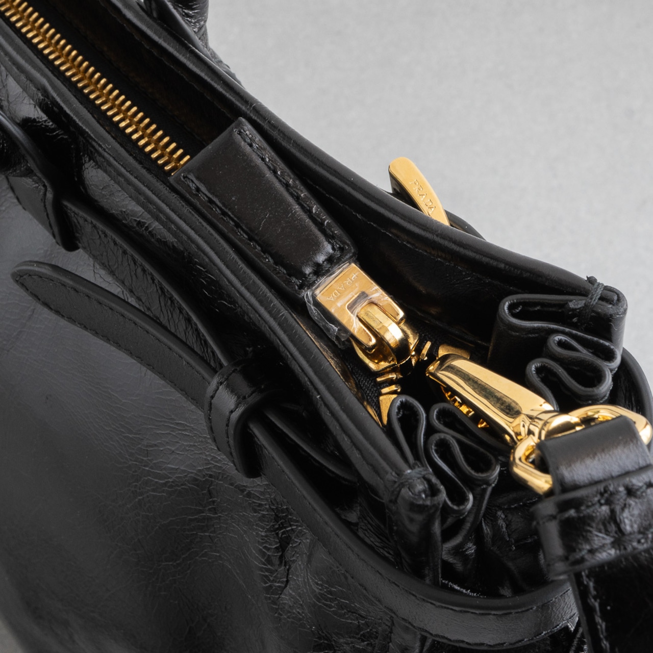 プラダ ボニー ラージ レザー ハンドバッグ ブラック レザー AW25