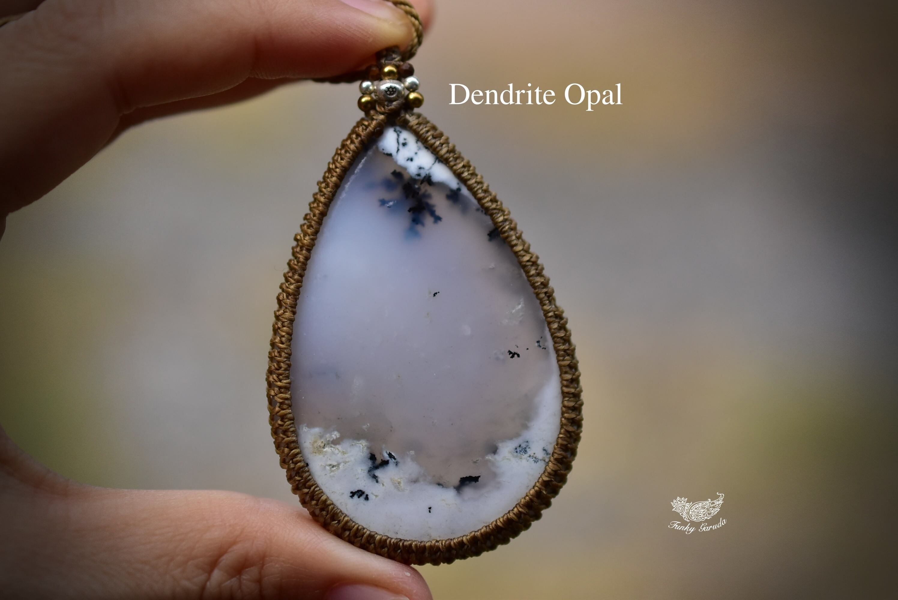 雪化粧の山★大粒★デンドライトオパール マクラメペンダント69