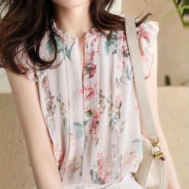 トップス レディース シャツ ブラウス ノースリーブ 甘め フリル ふんわり かわいい 大人可愛い きれいめ カジュアル おしゃれ お洒落 ラブリー キュート ガーリー 主役級 存在感 フェミニン 花柄 夏 10代 20代 学生 通学 デート お出かけ 女子会 休日 リゾート 旅行 着回し 普段使い 韓国 韓国系 送料無料 ファッション コーデ モテ プチプラ トレンド 流行 ゆったり ゆる S M L XL 2XL 白 ホワイト