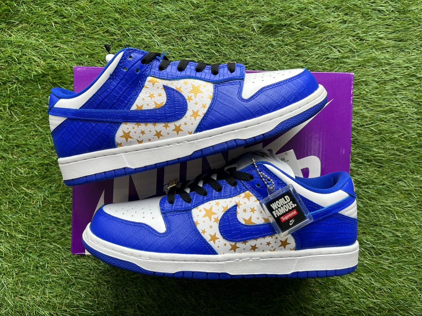 Supreme × NIKE SB DUNK LOW OG QS GOLD STARS HYPER BLUE Supreme × NIKE SB DUNK LOW OG QS GOLD STARS HYPER BLUE