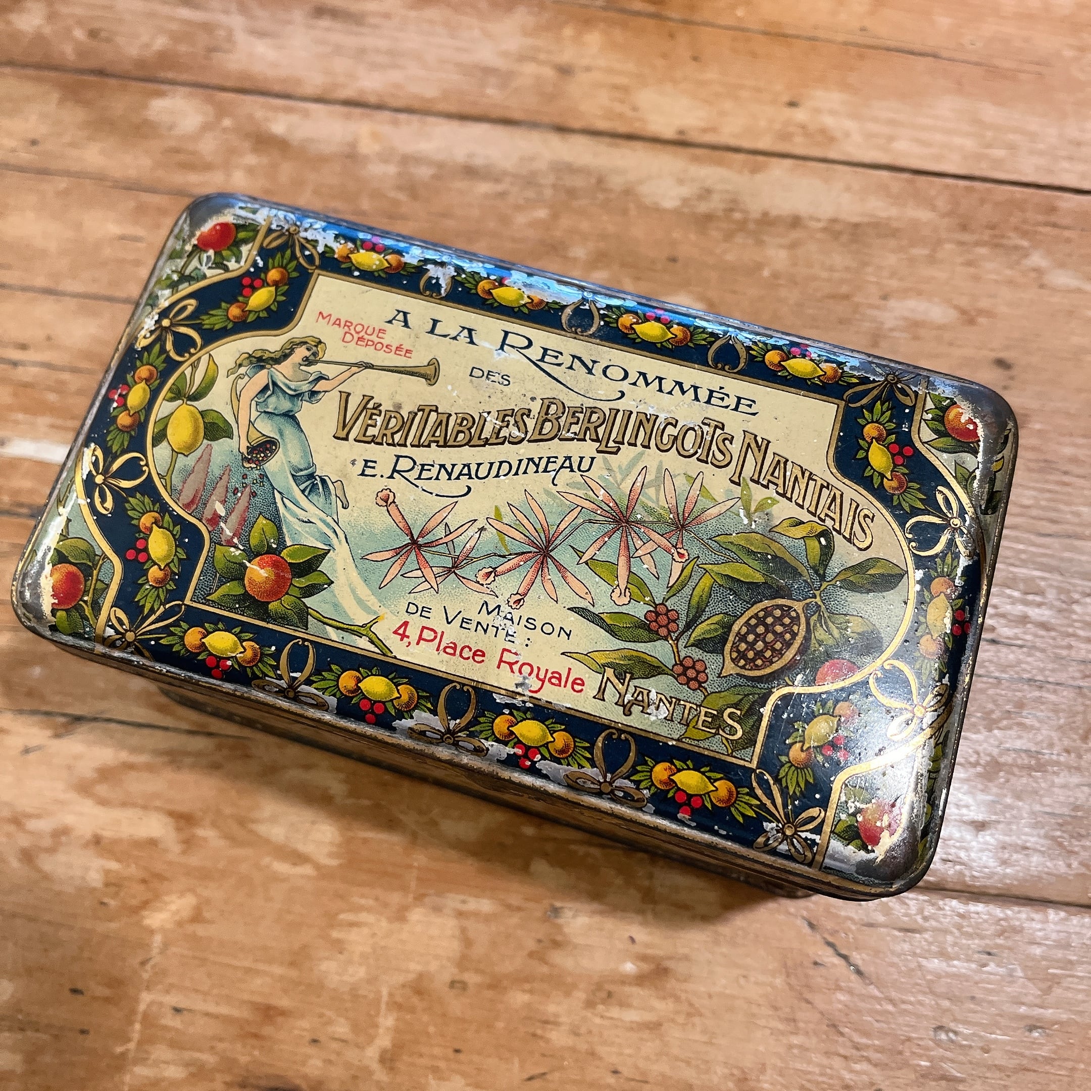 C 可愛いフランス化粧品の広告扇ジローフィス