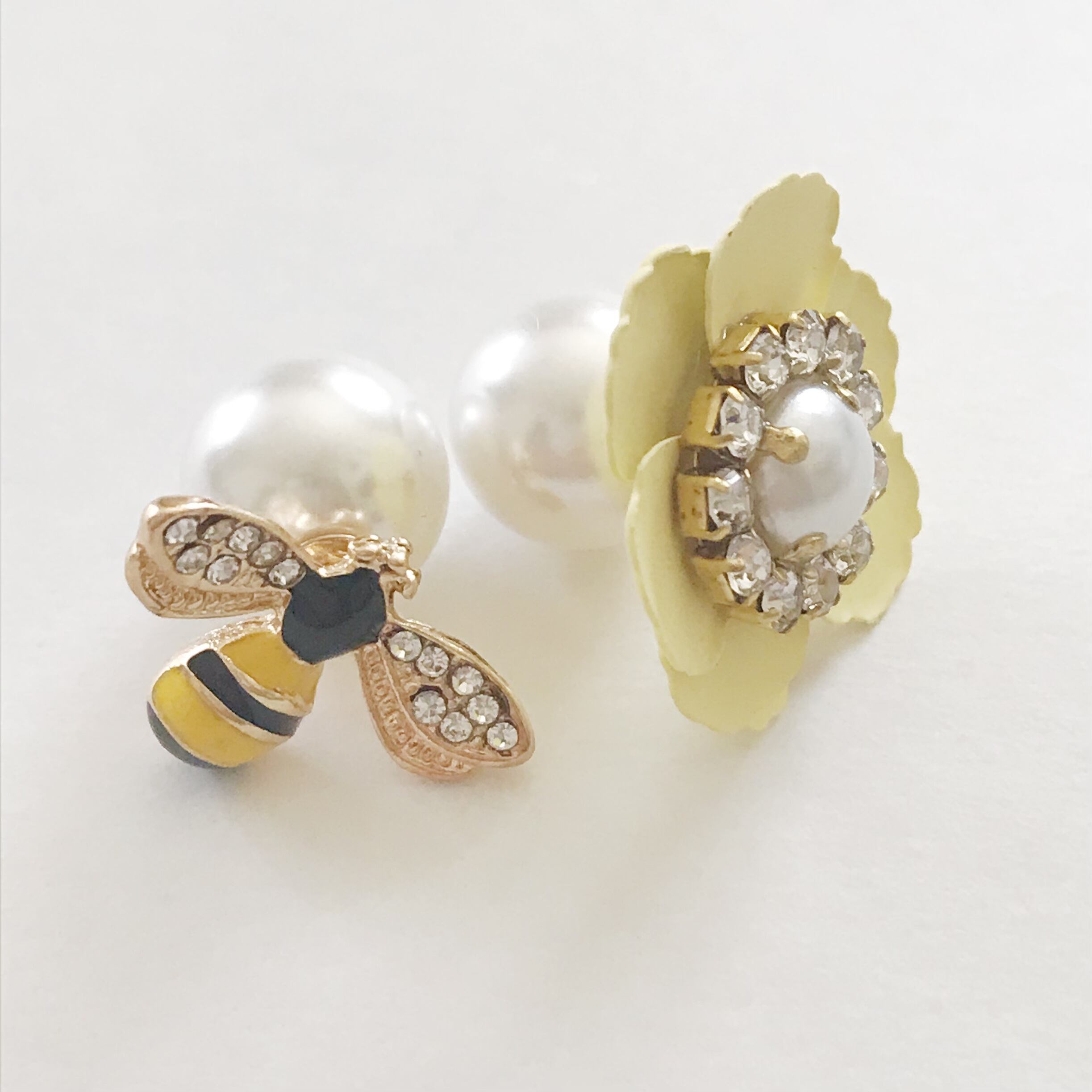 ミツバチピアス no2029/パールキャッチ付ビジューアシメトリーフラワーミツバチピアス