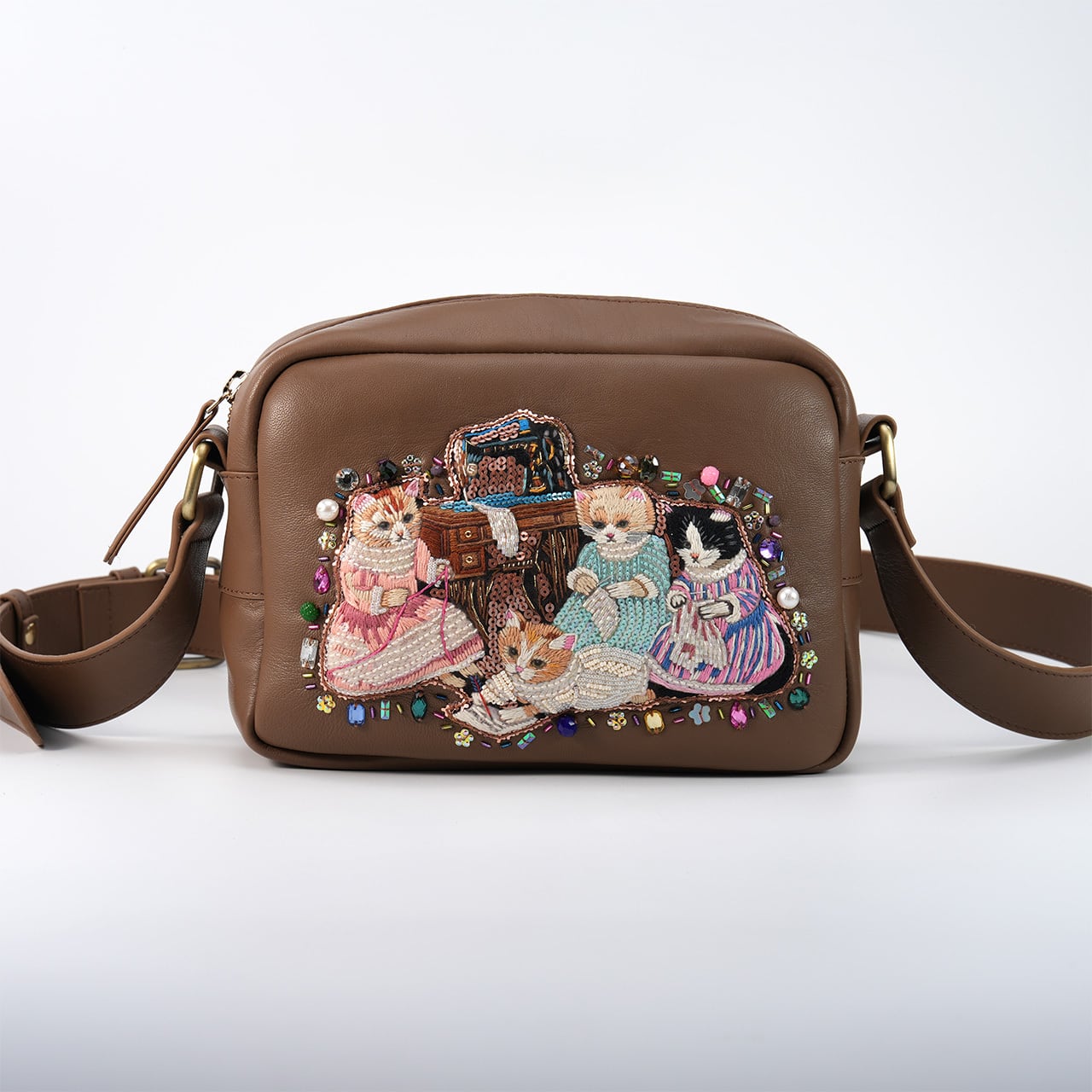 刺繍ショルダーバッグ Sewing Sisters Cats(Camel) | tamaobazaaar