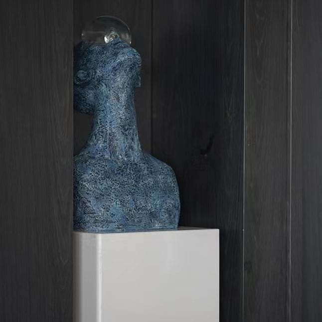 北欧の抽象アートと人体彫刻を組み合わせたインテリア | Russel 海外