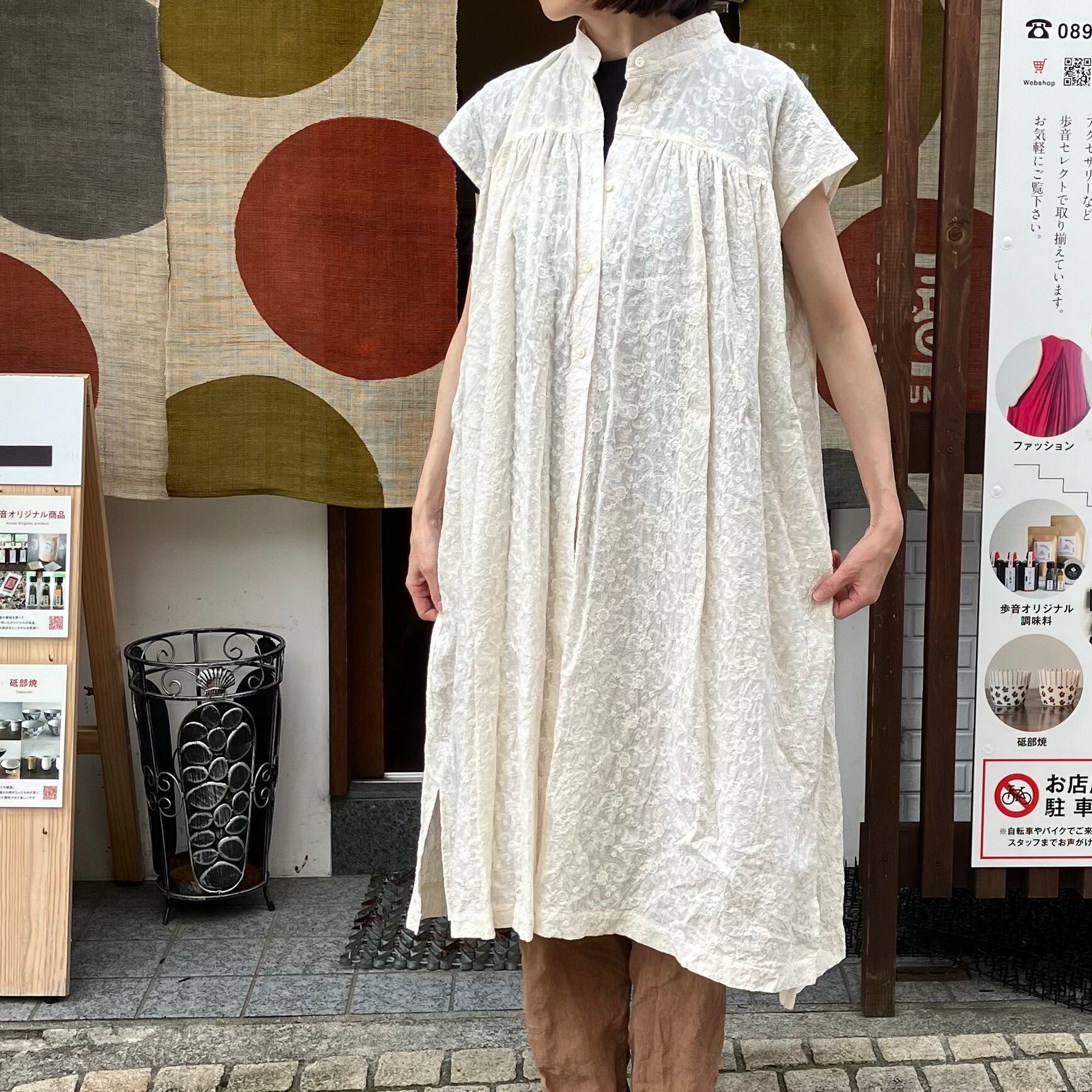 スタンドネックギャザーワンピース フレンチスリーブ 総レースコットン  