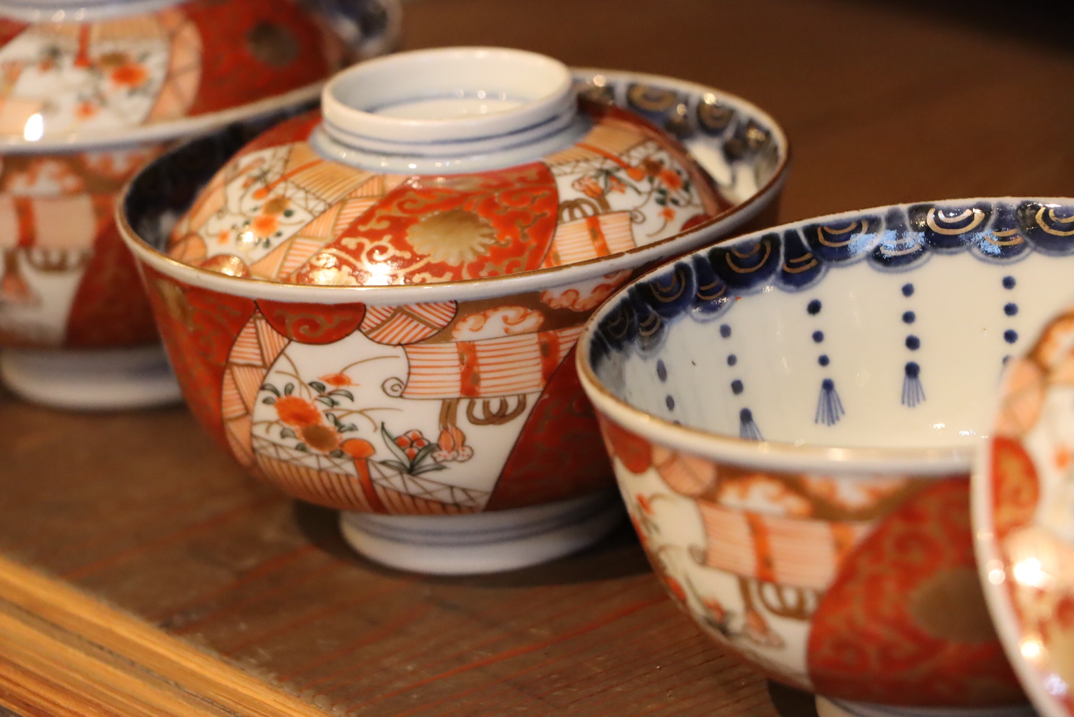 伊万里焼 色絵 花御簾瓔珞文 蓋茶碗/Imari covered bowl | (有)新原美術