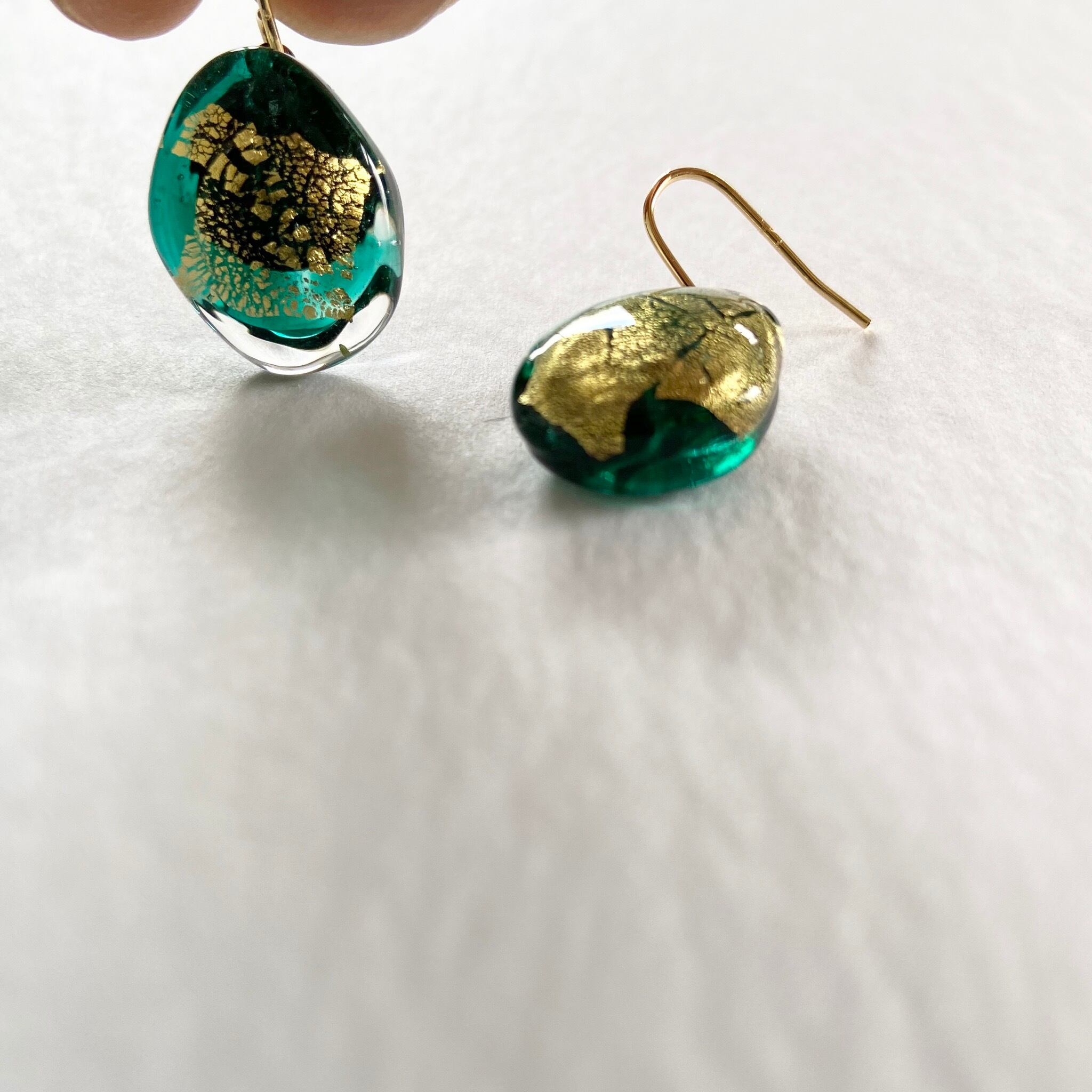 孔雀緑 と 金箔ちぎり の ピアス