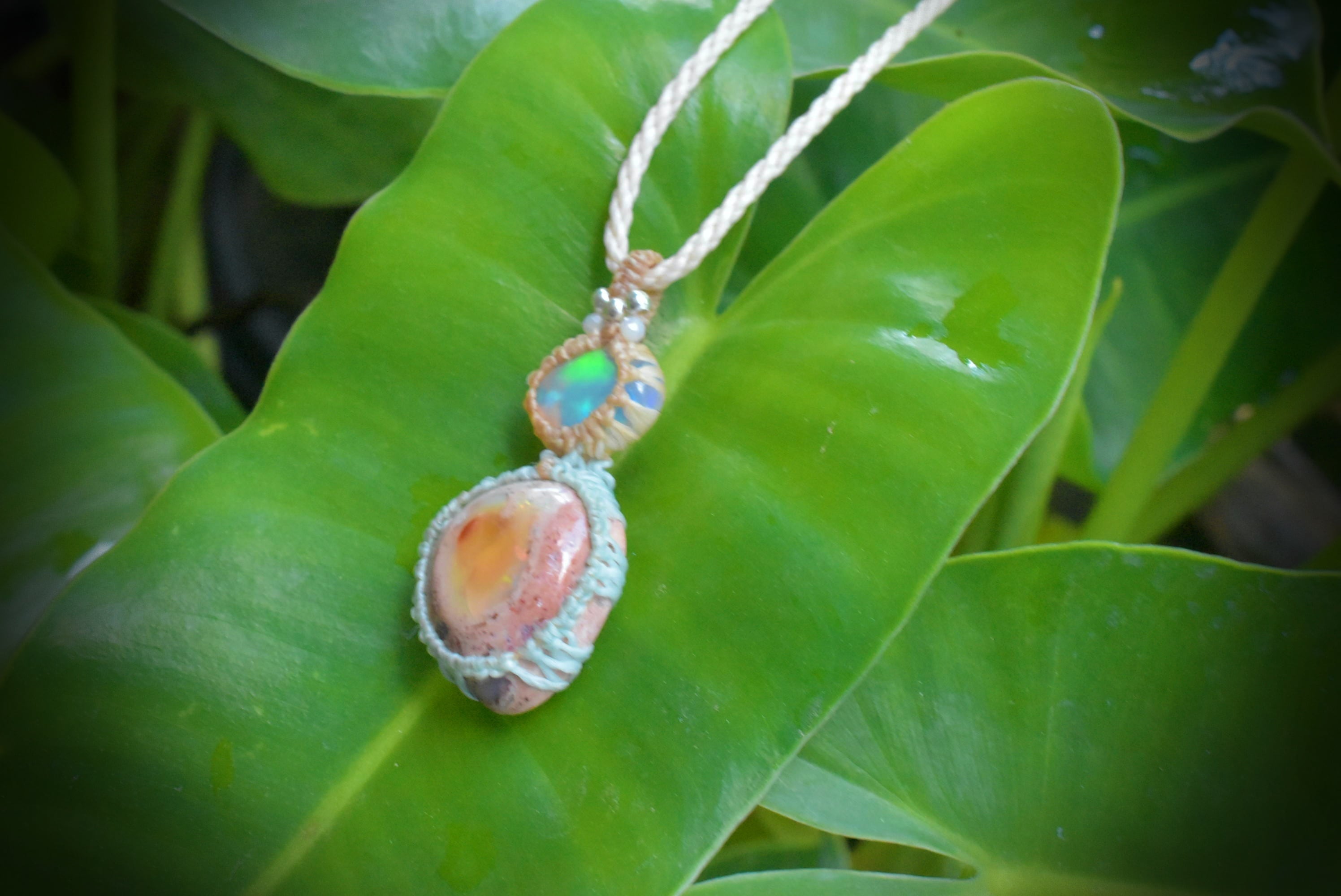 虹色オパールのマクラメネックレス 虹色の景色☆ウォーターオパールとカンテラオパール マクラメ