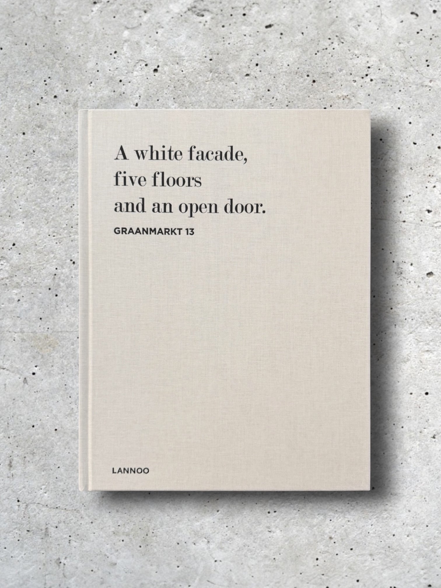 A WHITE FACADE, FIVE FLOORS AND AN OPEN DOOR. : Graanmarkt 13