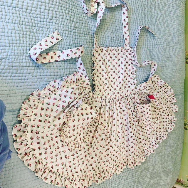 ローラアシュレイの生地を使ったエプロン　(220405)