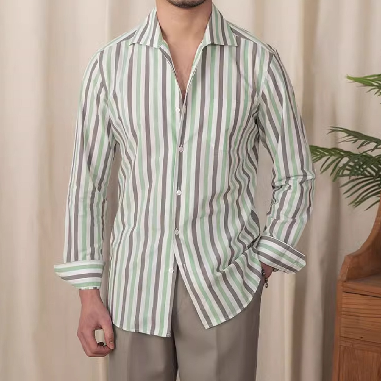 ビジネスカジュアルスタイル　上品なストライプ柄シャツ　SH014