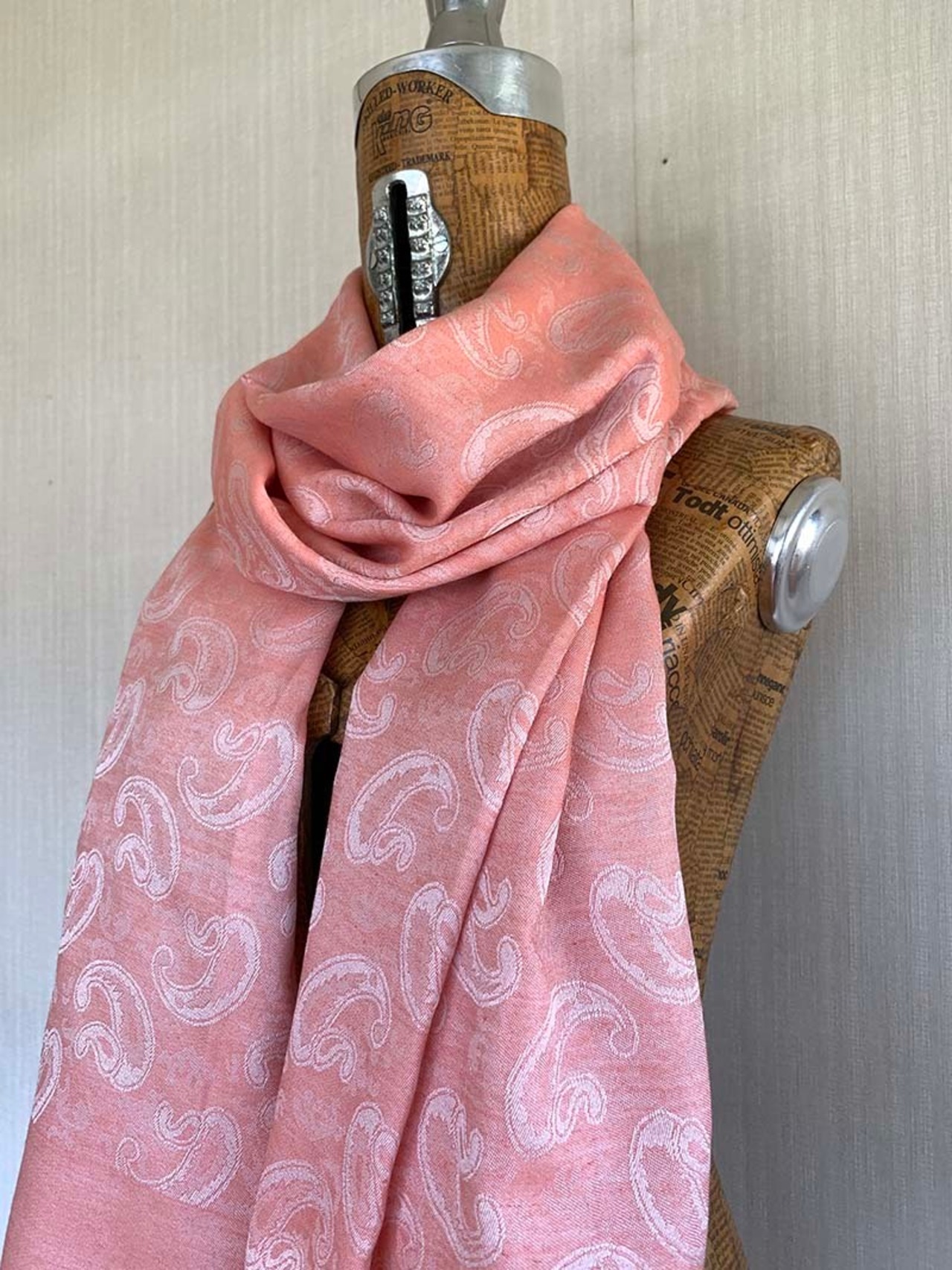 ストール サーモンピンク 　ペイズリー柄　フリンジ付き　未使用品 12acbw23