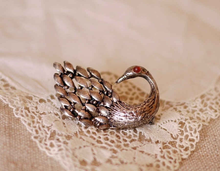 クジャクブローチ イギリスヴィンテージ 鳥のブローチ UKアクセサリー シルバーカラー