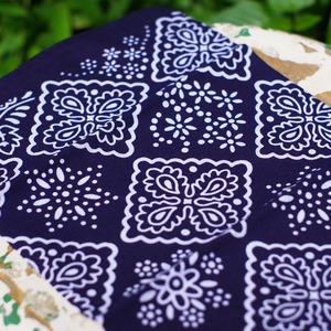 バンダナ柄注染手ぬぐい 「並んだクッキー」 NAVY/朱 Sugee textile【ハンカチ】【スカーフ】【ギフト プレゼント】【敬老の日 お誕生日】
