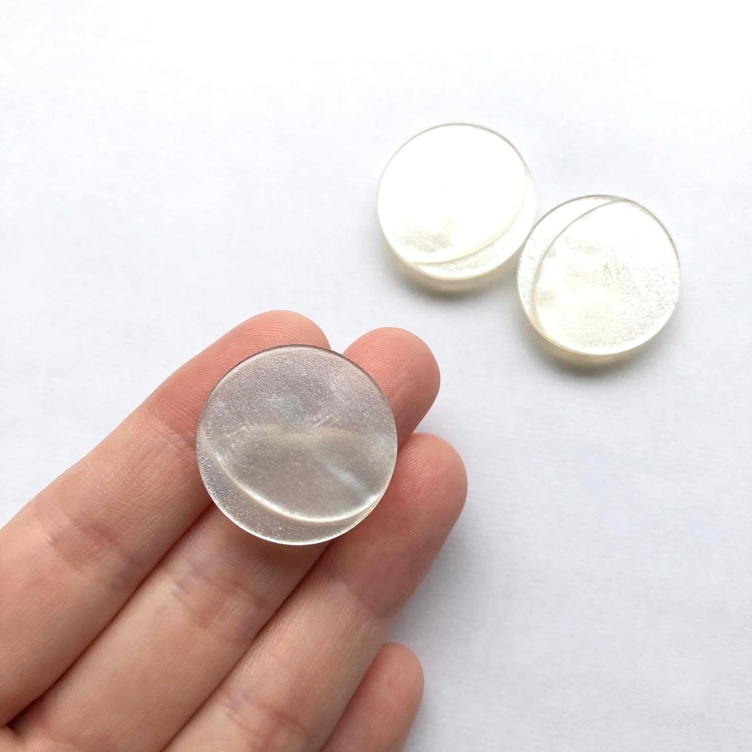 〈最終入荷〉三日月カットの白いボタン