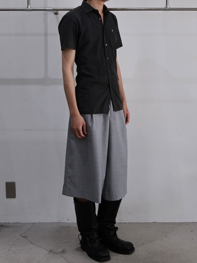 【+(plūs）】1-tuck wool wide shorts grey