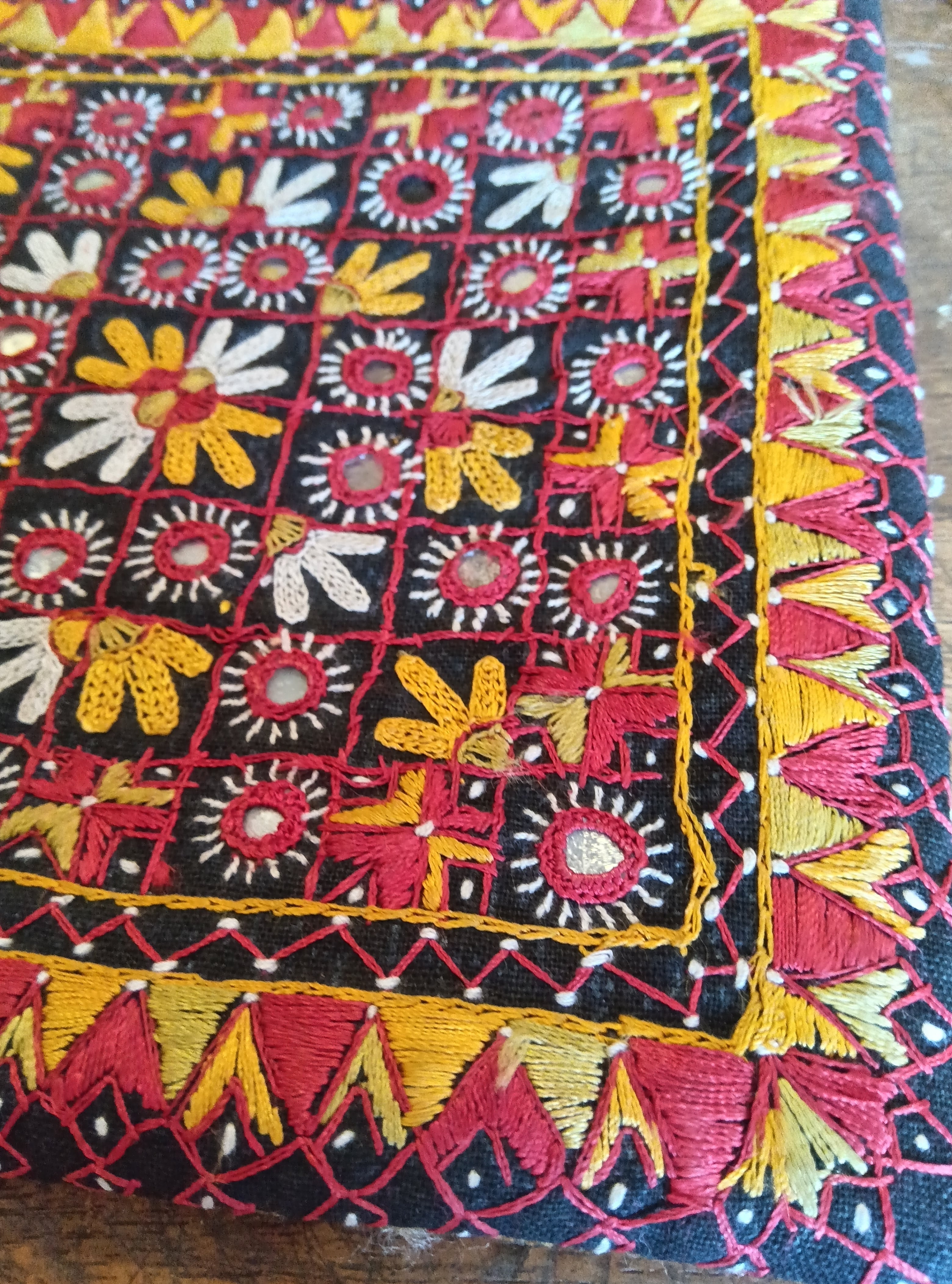 インディアナ コルツ 90s 刺繍 太アーム マルチカラー バックプリント 肩掛けできる】インド製 シルク刺繍ショルダーバッグ｜ミラーワーク