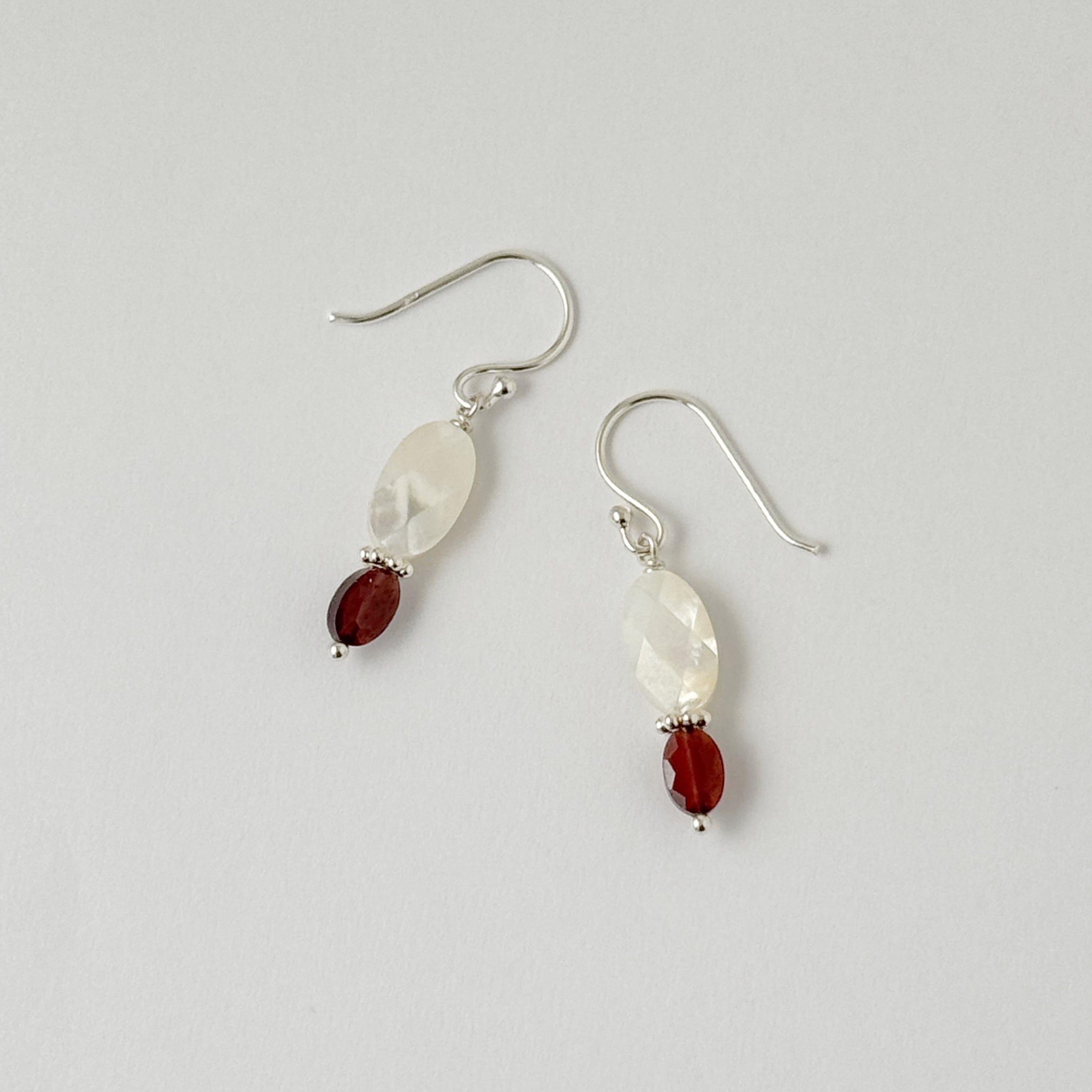 ガーネットand 白蝶貝 オーバル フック ピアス