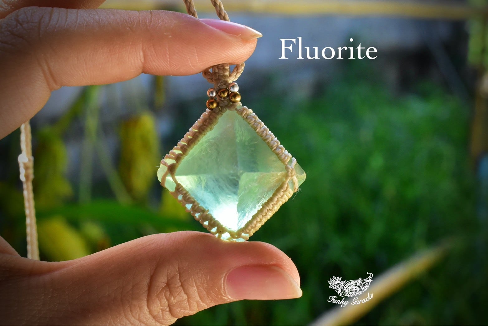 透き通るグリーン★フローライト マクラメペンダントflo009