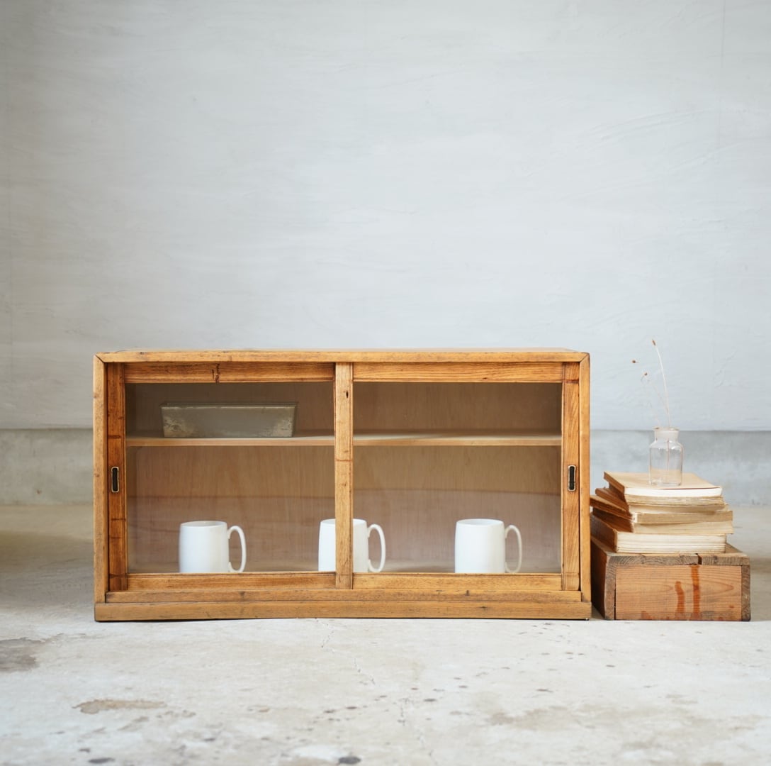 ガラス引き戸の飾り棚