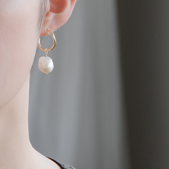 【2025'Holiday限定】〈2way〉K18イエローゴールド ウェーブフープ 淡水パールチャーム付きピアス  【MKY0105P1】