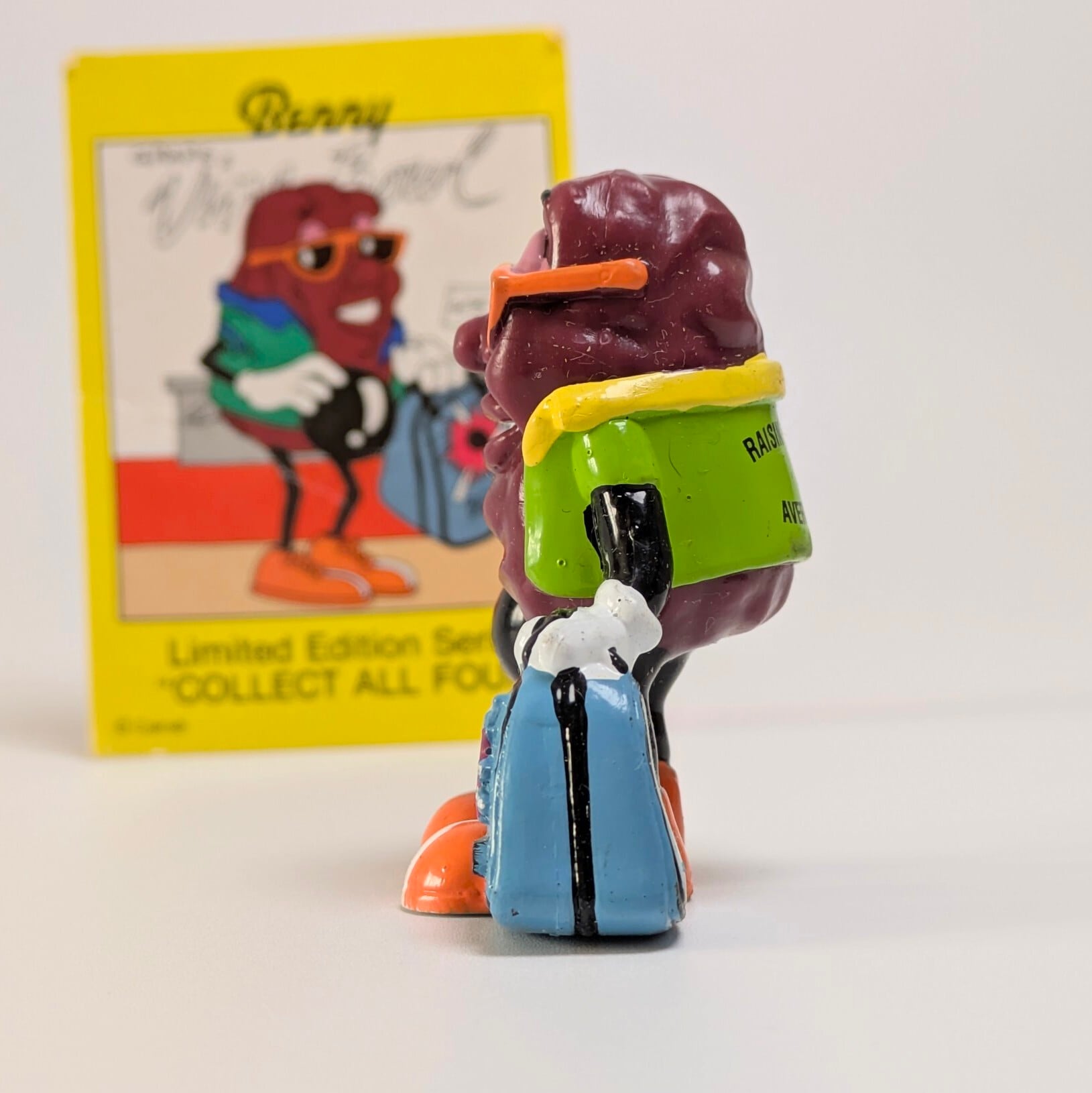 ☆ VINTAGE 1991 ☆ 【 California Raisins（カリフォルニアレーズン）】『 Benny Bowler ( ベニー ) / Hardee's / CARD有り 』 ハーディーズ ミールトイシリーズ / PVC フィギュア ビンテージトイ 〚アメリカン雑貨 アメトイ〛