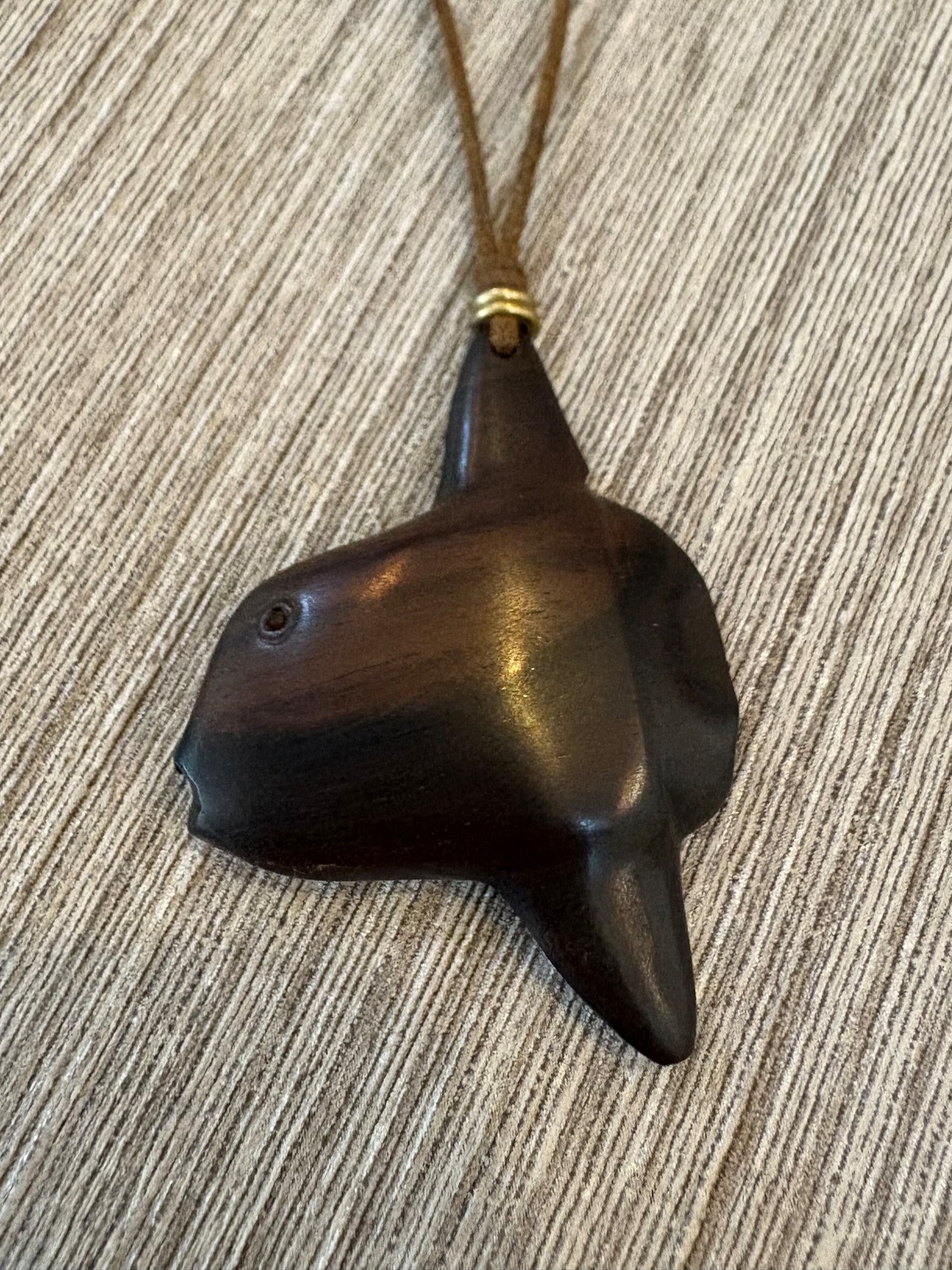 黒檀マンボウ紐ペンダント