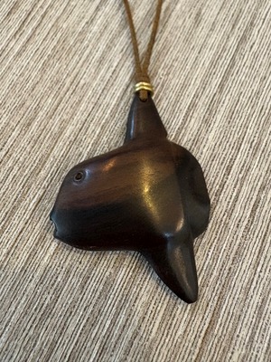 黒檀マンボウ紐ペンダント