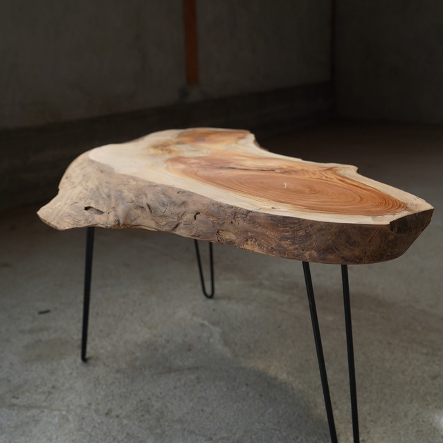 色のコントラストが綺麗な欅の一枚板　コーヒーテーブル（高さ・カラー変更無料）