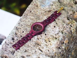 パープルハートと呼ばれる貴重な木材で製作した木製腕時計