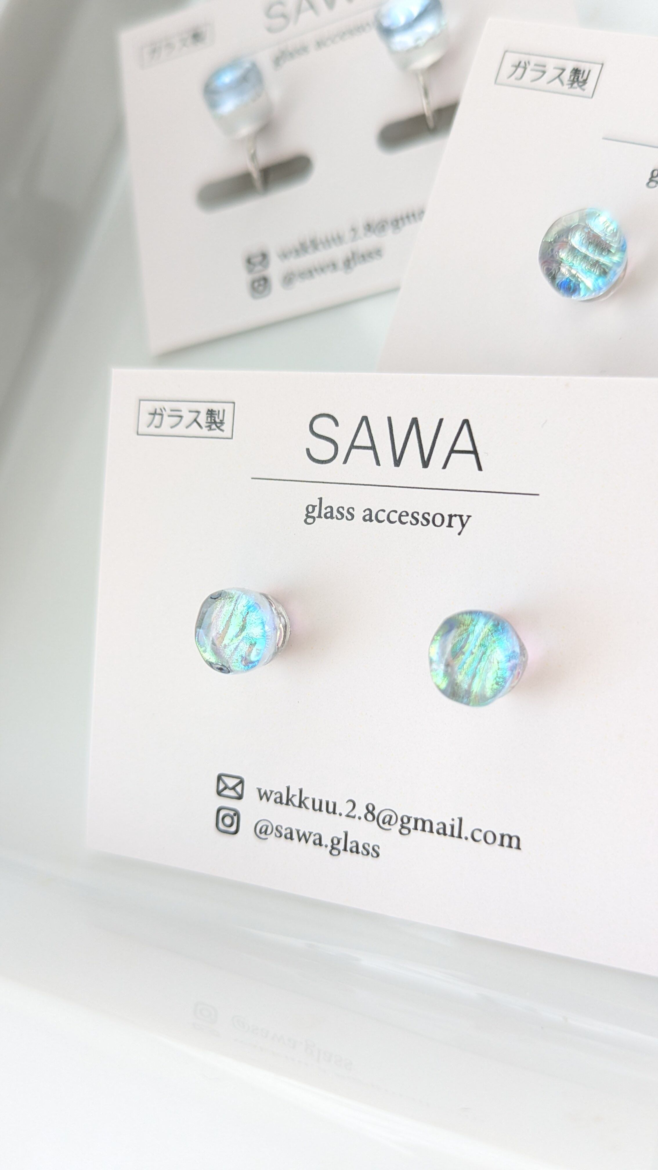 凛とした美しさが煌めくブルーガラスピアス | SAWA